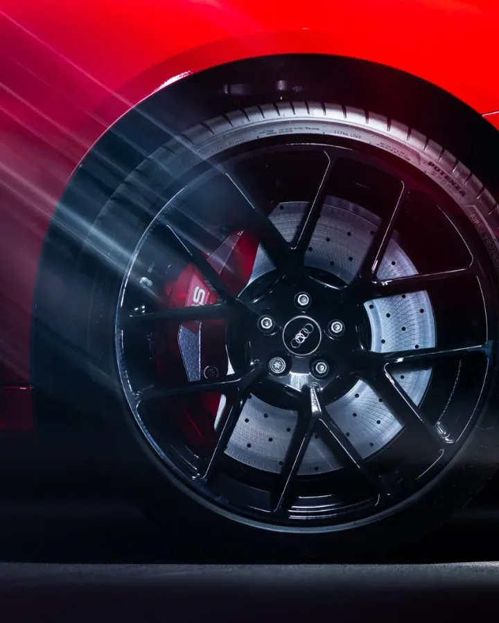 Reflektor LED Audi RS5 w czerwonym świetle – studyjna sesja zdjęciowa samochodu SEZMOO